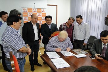 Foto - Prefeito assina e envia a Câmara Projeto de Resolução da Nova Lei das Micro e Pequenas Empresas