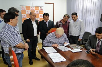 Foto - Prefeito assina e envia a Câmara Projeto de Resolução da Nova Lei das Micro e Pequenas Empresas