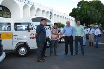 Foto - Prefeito promove cerimônia de entrega de veículos