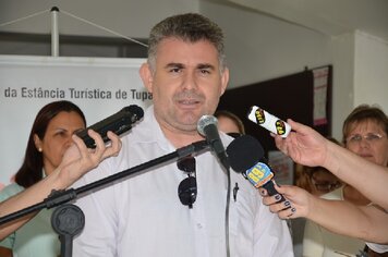 Foto - Prefeito promove cerimônia de entrega de veículos