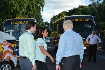 Foto - Prefeito promove cerimônia de entrega de veículos