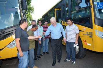 Foto - Prefeito promove cerimônia de entrega de veículos