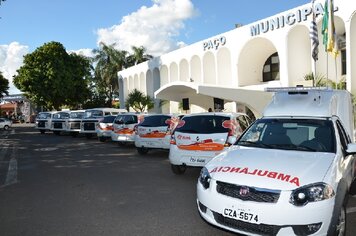 Foto - Prefeito promove cerimônia de entrega de veículos