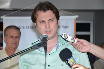 Foto - Prefeito promove cerimônia de entrega de veículos