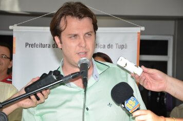 Foto - Prefeito promove cerimônia de entrega de veículos