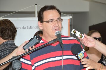 Foto - Prefeito promove cerimônia de entrega de veículos