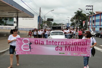 Foto - Prefeitura entrega rosas as mulheres de Tupã em comemoração ao Dia Internacional da Mulher