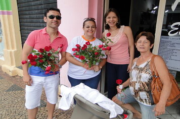 Foto - Prefeitura entrega rosas as mulheres de Tupã em comemoração ao Dia Internacional da Mulher