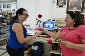 Foto - Prefeitura entrega rosas as mulheres de Tupã em comemoração ao Dia Internacional da Mulher