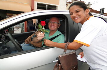 Foto - Prefeitura entrega rosas as mulheres de Tupã em comemoração ao Dia Internacional da Mulher