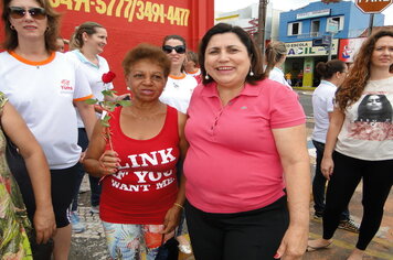 Foto - Prefeitura entrega rosas as mulheres de Tupã em comemoração ao Dia Internacional da Mulher