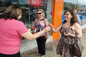 Foto - Prefeitura entrega rosas as mulheres de Tupã em comemoração ao Dia Internacional da Mulher