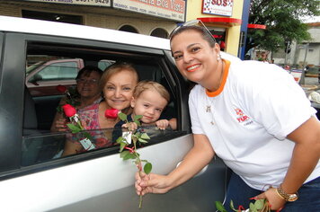 Foto - Prefeitura entrega rosas as mulheres de Tupã em comemoração ao Dia Internacional da Mulher