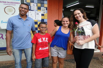 Foto - Prefeitura entrega rosas as mulheres de Tupã em comemoração ao Dia Internacional da Mulher