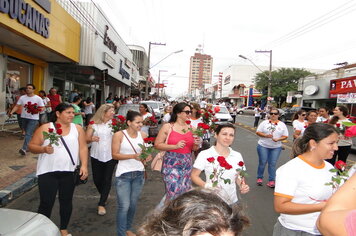 Foto - Prefeitura entrega rosas as mulheres de Tupã em comemoração ao Dia Internacional da Mulher