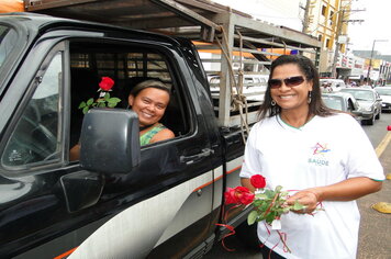 Foto - Prefeitura entrega rosas as mulheres de Tupã em comemoração ao Dia Internacional da Mulher