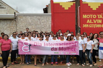 Foto - Prefeitura entrega rosas as mulheres de Tupã em comemoração ao Dia Internacional da Mulher