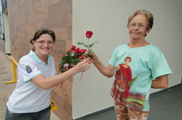 Foto - Prefeitura entrega rosas as mulheres de Tupã em comemoração ao Dia Internacional da Mulher