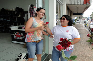 Foto - Prefeitura entrega rosas as mulheres de Tupã em comemoração ao Dia Internacional da Mulher