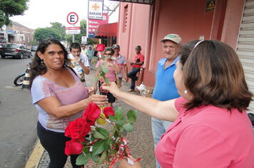 Foto - Prefeitura entrega rosas as mulheres de Tupã em comemoração ao Dia Internacional da Mulher