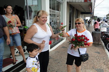 Foto - Prefeitura entrega rosas as mulheres de Tupã em comemoração ao Dia Internacional da Mulher