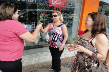 Foto - Prefeitura entrega rosas as mulheres de Tupã em comemoração ao Dia Internacional da Mulher