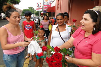 Foto - Prefeitura entrega rosas as mulheres de Tupã em comemoração ao Dia Internacional da Mulher