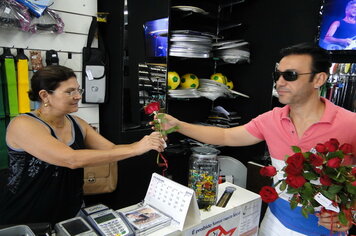 Foto - Prefeitura entrega rosas as mulheres de Tupã em comemoração ao Dia Internacional da Mulher