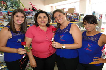 Foto - Prefeitura entrega rosas as mulheres de Tupã em comemoração ao Dia Internacional da Mulher