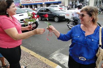 Foto - Prefeitura entrega rosas as mulheres de Tupã em comemoração ao Dia Internacional da Mulher