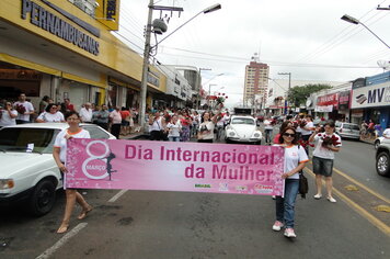 Foto - Prefeitura entrega rosas as mulheres de Tupã em comemoração ao Dia Internacional da Mulher