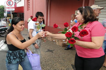 Foto - Prefeitura entrega rosas as mulheres de Tupã em comemoração ao Dia Internacional da Mulher