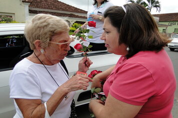 Foto - Prefeitura entrega rosas as mulheres de Tupã em comemoração ao Dia Internacional da Mulher