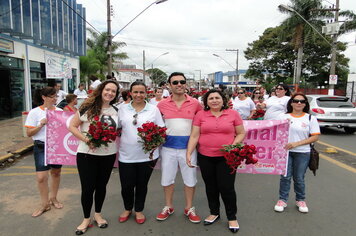 Foto - Prefeitura entrega rosas as mulheres de Tupã em comemoração ao Dia Internacional da Mulher