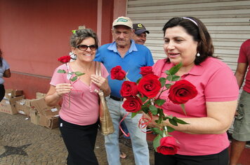 Foto - Prefeitura entrega rosas as mulheres de Tupã em comemoração ao Dia Internacional da Mulher