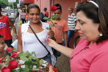 Foto - Prefeitura entrega rosas as mulheres de Tupã em comemoração ao Dia Internacional da Mulher