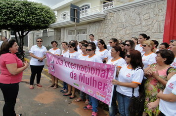 Foto - Prefeitura entrega rosas as mulheres de Tupã em comemoração ao Dia Internacional da Mulher