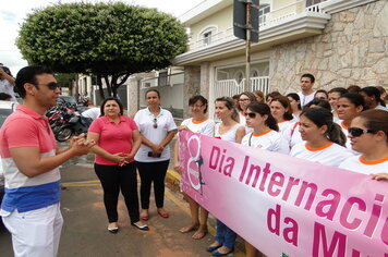 Foto - Prefeitura entrega rosas as mulheres de Tupã em comemoração ao Dia Internacional da Mulher