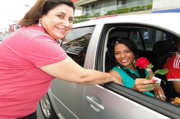 Foto - Prefeitura entrega rosas as mulheres de Tupã em comemoração ao Dia Internacional da Mulher