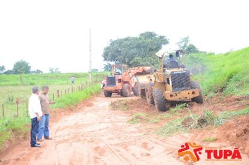 Foto - Prefeitura inicia melhorias no prolongamento da rua Caingangs