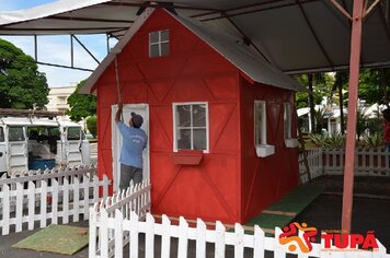 Foto - Prefeitura inicia montagem dos enfeites natalinos de Tupã