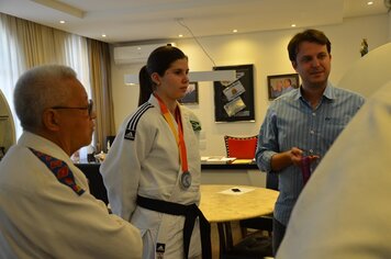 Foto - Vice Prefeito Thiago recebe Alana Martins Maldonado;* medalha de prata nos jogos Parapan Toronto 2015