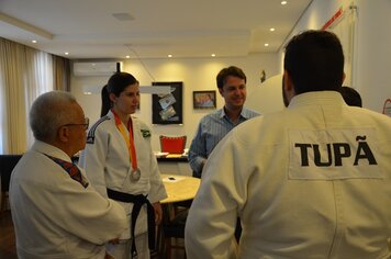 Foto - Vice Prefeito Thiago recebe Alana Martins Maldonado;* medalha de prata nos jogos Parapan Toronto 2015