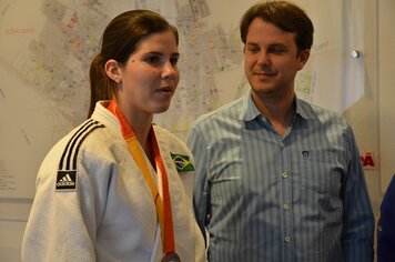 Foto - Vice Prefeito Thiago recebe Alana Martins Maldonado;* medalha de prata nos jogos Parapan Toronto 2015