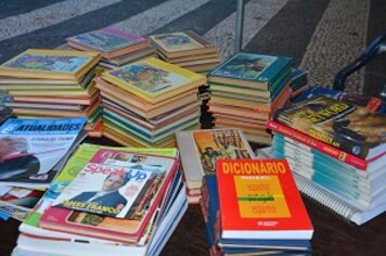 Biblioteca Móvel oferece livros gratuitamente à população