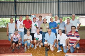 Prefeitura entrega novas bolas de bocha para a cancha do Santa Adélia