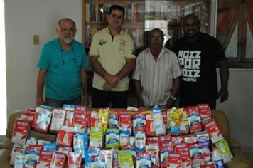 Secretário entrega leite arrecadado à Casa dos Velhos