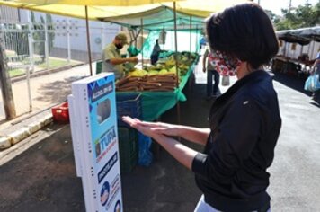 Prefeitura posiciona totens com álcool em gel em espaços públicos