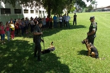 Idosos de Tupã visitam 37º Batalhão de Infantaria Leve em Lins