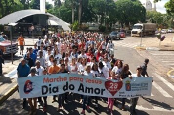 “Marcha para Jesus” faz sucesso e conta com participação de milhares de tupãenses